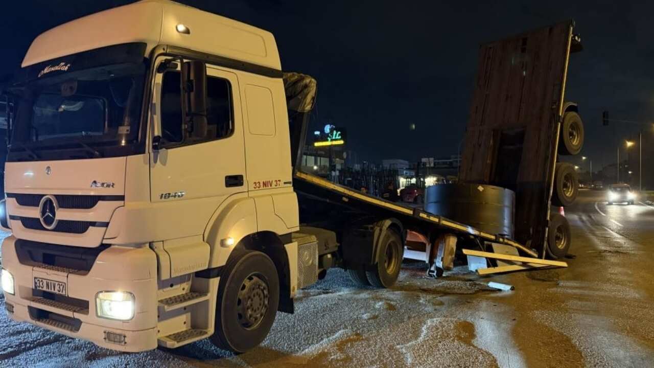 Hatay'da İnanilmaz Görüntü Seyi̇r Hali̇nde Dorse Koptu, Rulolar Saçildi! (2)