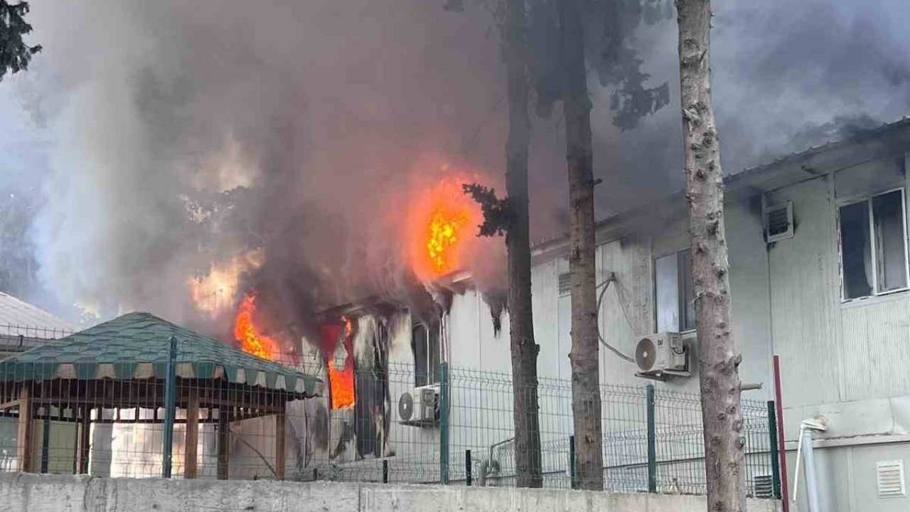 Hatay’da İşçilerin Kaldığı Konteyner Yatakhane Alev Alev Yandı (2)-1