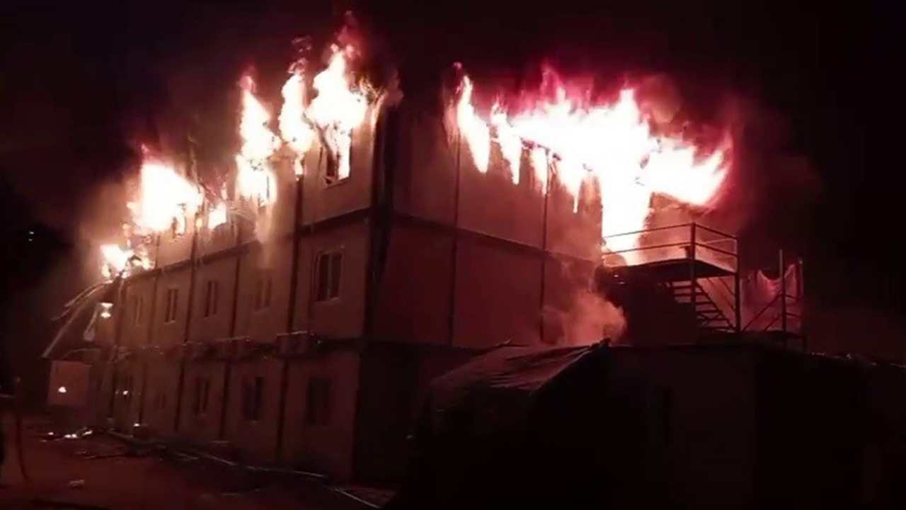 Hatay’da İşçilerin Kaldığı Konteyner Yatakhane Alev Alev Yandı (2)