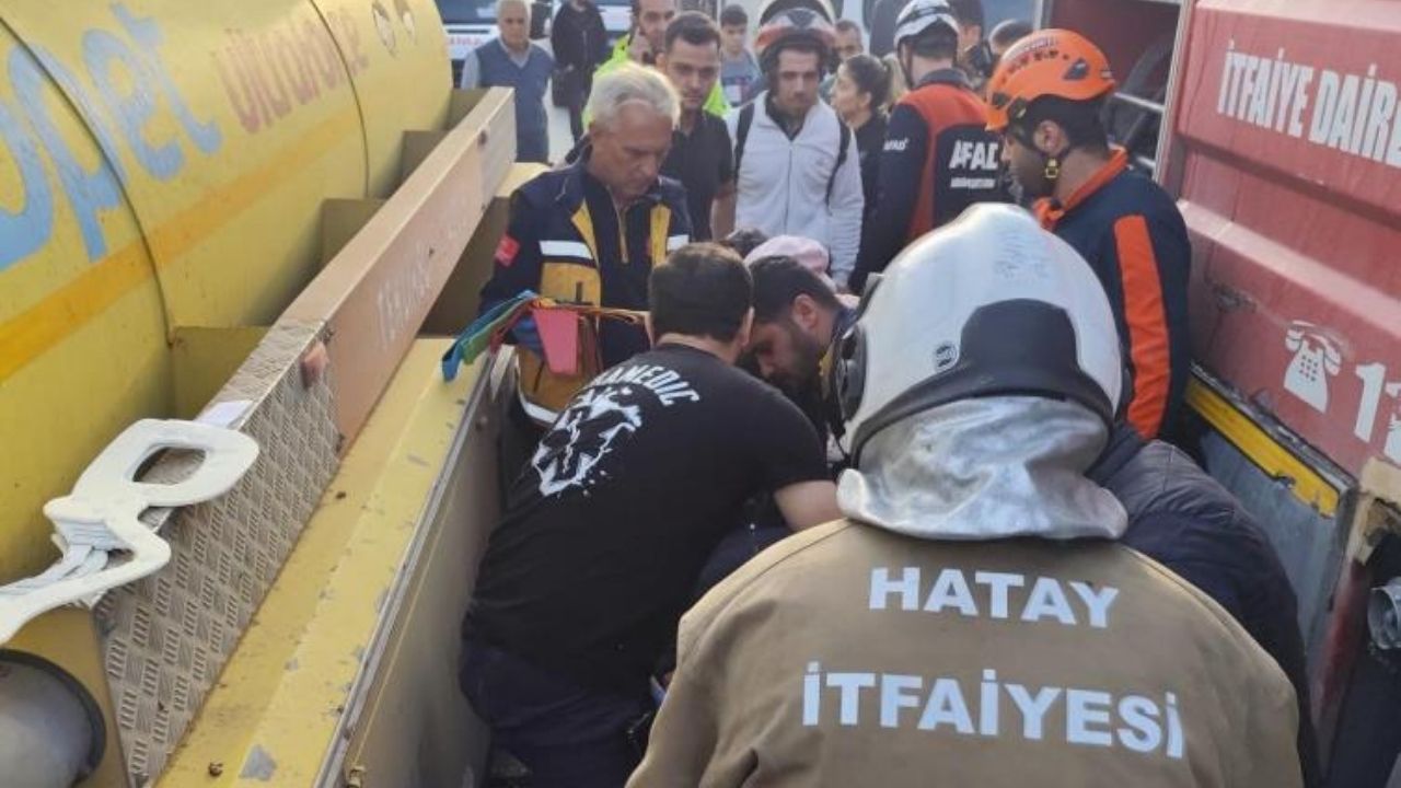 Hatay’da Kamyon Tırla Çarpıştı Araç Hurdaya Döndü!