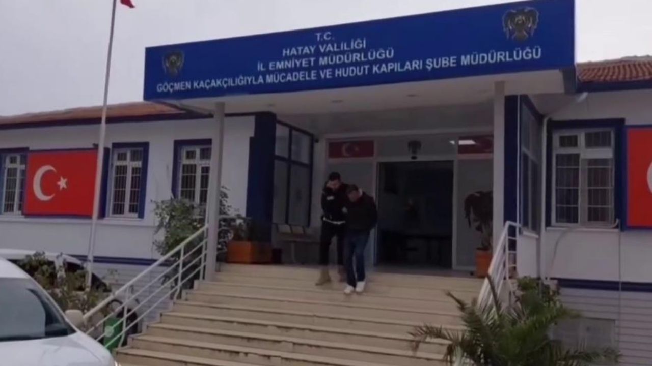 Hatay’da Kamyonetin Tavanına Tutunup Saklanan 4 Kaçak Göçmen Yakalandı (1)