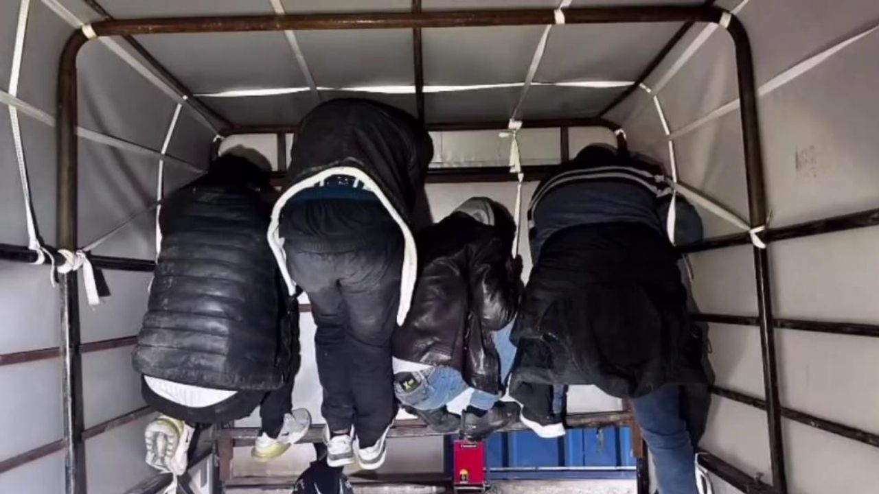 Hatay’da Kamyonetin Tavanına Tutunup Saklanan 4 Kaçak Göçmen Yakalandı