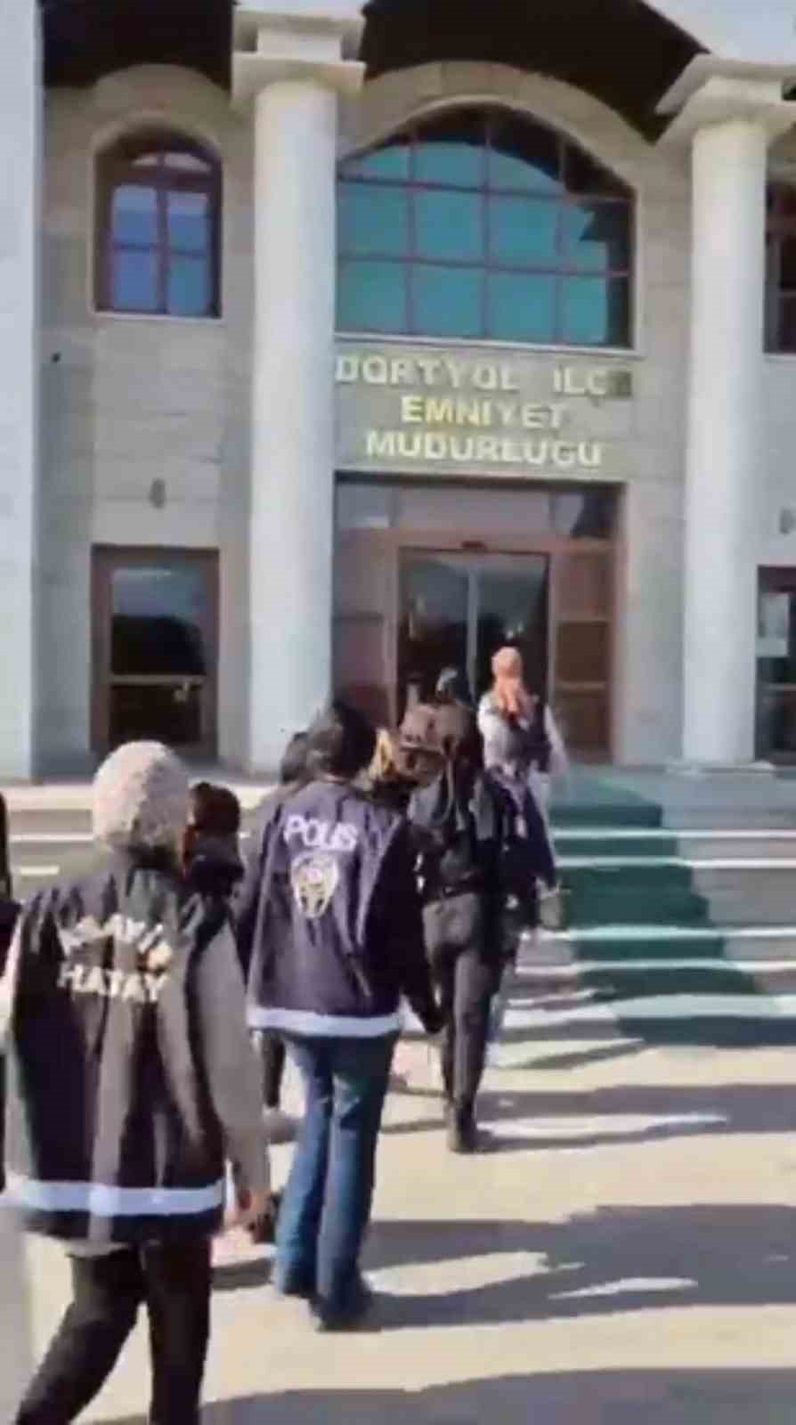 Hatay’da Masaj Salonunda Fuhuş Operasyonu 6 Kadın Gizli Bölmeden Çıktı (1)