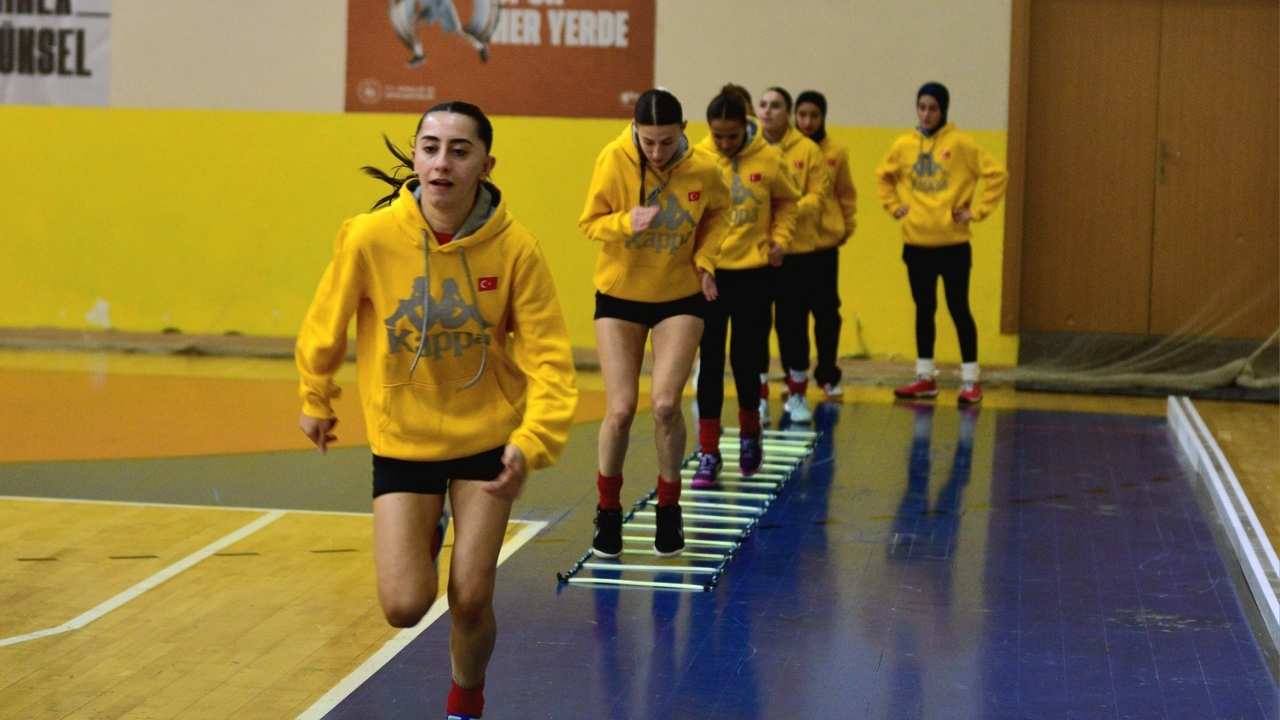 Hokey A Milli Takım Kadınlar Kampı Osmaniye’de Başladı (1)