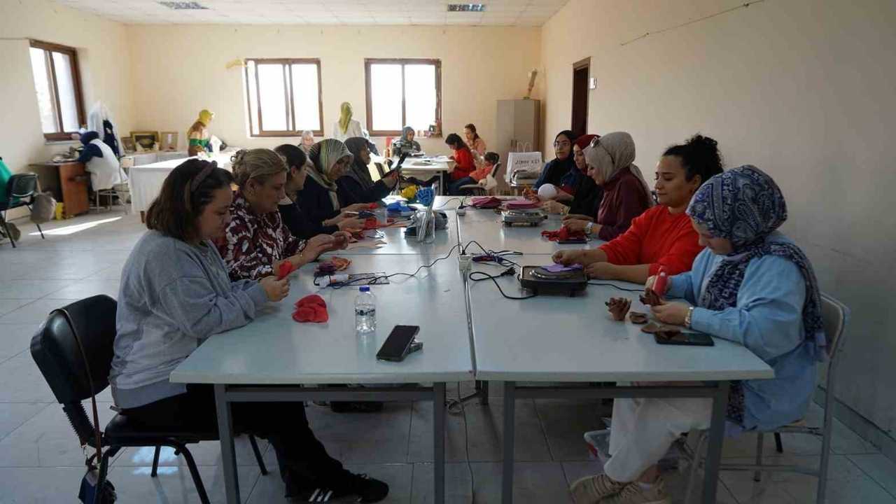 Kadınlar Atölyelerde Meslek Öğreniyor, Hayatlarına Yeni Kapılar Açıyor (1)