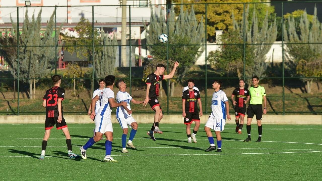 Kadirli 1 Nolu Sentetik Çim Sahası Yepyeni Yüzüyle Hizmette (2)