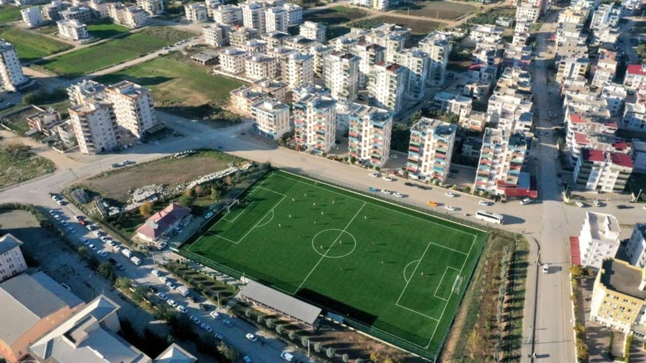 Kadirli 1 Nolu Sentetik Çim Sahası Yepyeni Yüzüyle Hizmette (3)