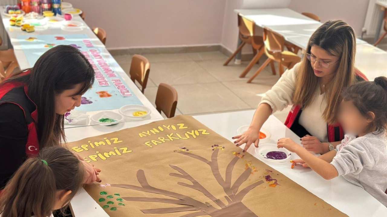 Kadirli Shm Fark Yarattı! Özel Çocuklardan Parmak İziyle Farkındalık Ağacı (1)