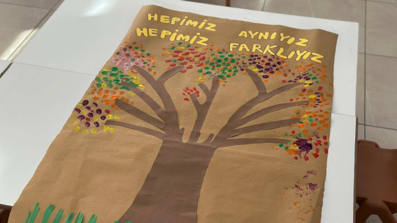 Kadirli Shm Fark Yarattı! Özel Çocuklardan Parmak İziyle Farkındalık Ağacı (3)