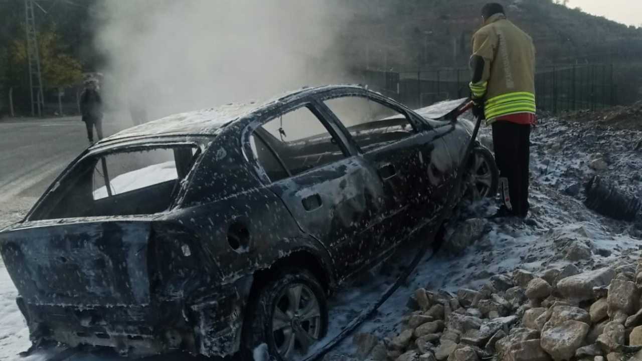 Kahramanmaraş’ta Seyir Halindeki Otomobil Alev Alev Yandı (2)