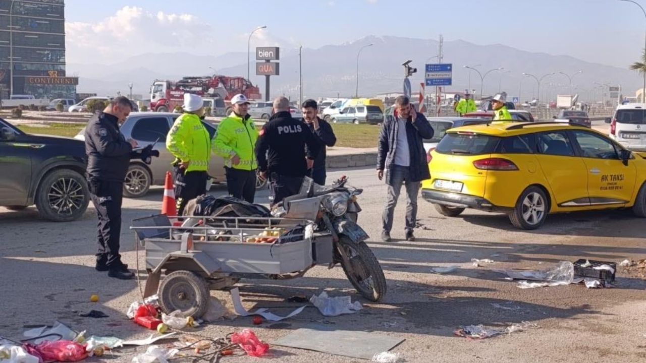 Kahramanmaraş’ta Taksi Ile Sepetli Motosiklet Çarpıştı 2 Yaralı (1)