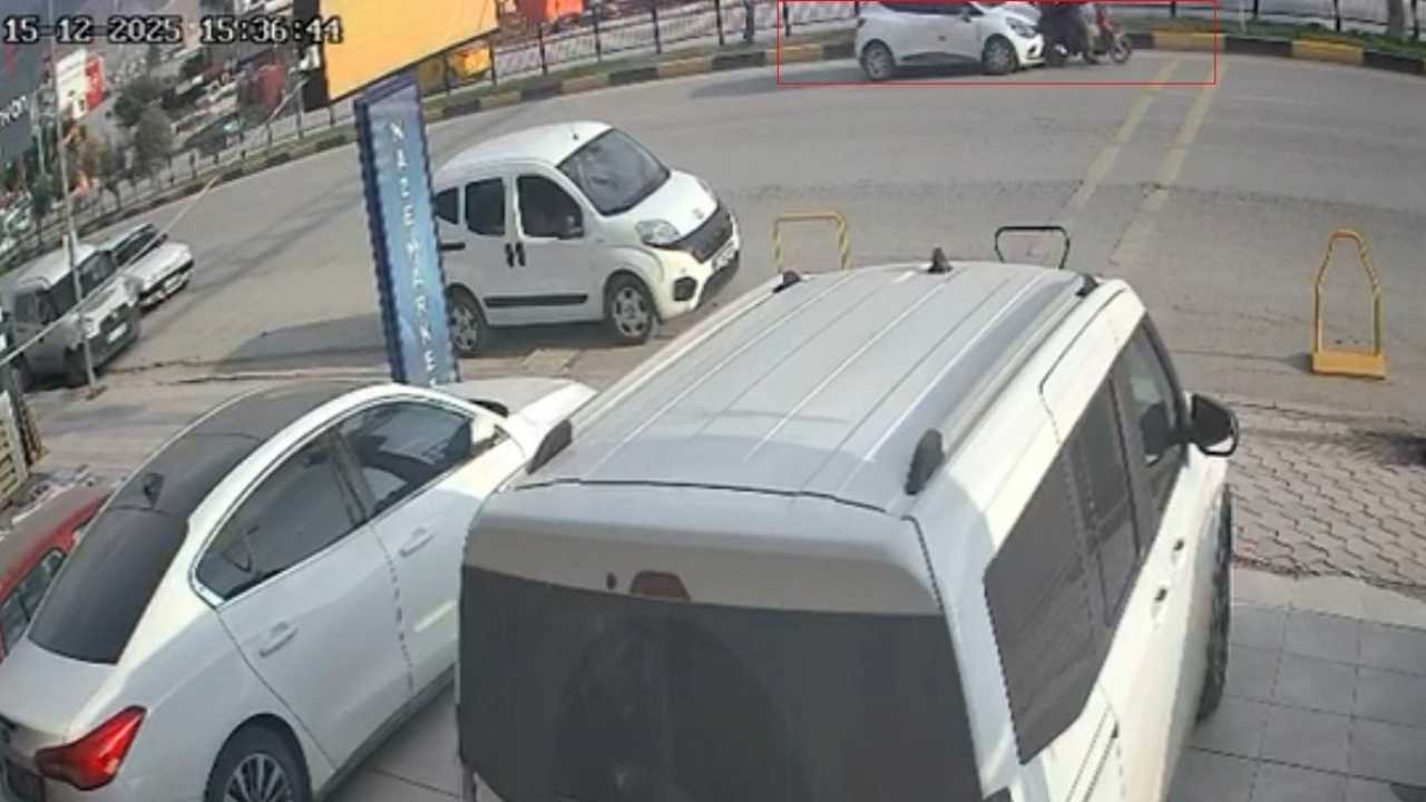 Kaza Anı Kamerada Motosikletli Çift Yola Savruldu (2)