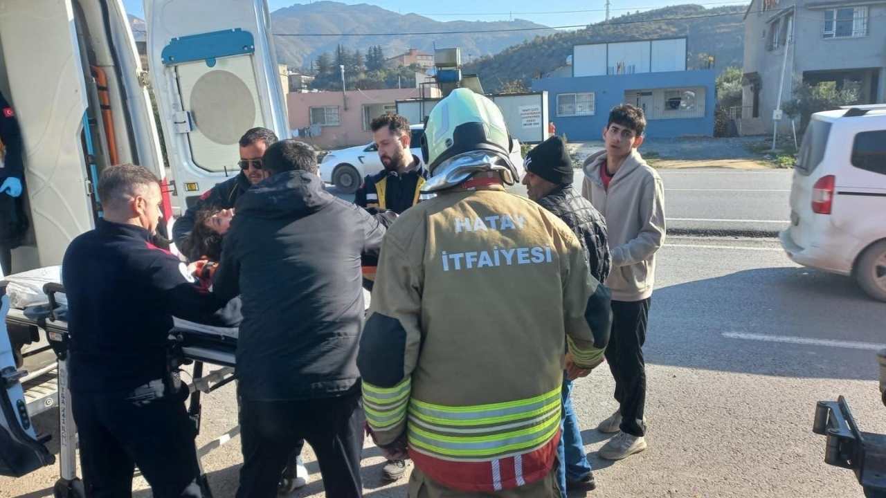 Kırıkhan’da Müstakil Evin Çatı Katında Yangın Paniği (2)