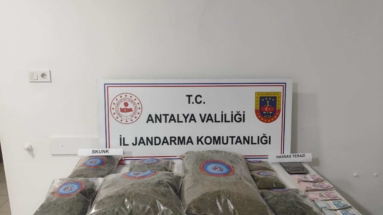 Konyaaltı Ve Elmalı’da Uyuşturucu Operasyonu Çok Sayıda Madde Ele Geçirildi (1)