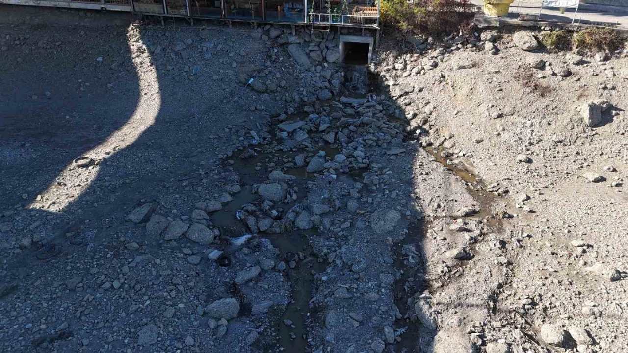 Kuraklık Sonrası Nehirdeki Gerçek Ortaya Çıktı (2)