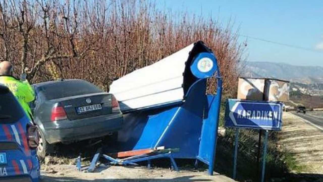 Mersin Mut’ta Otomobil Otobüs Durağına Çarptı 2 Kişi Yaralandı (1)
