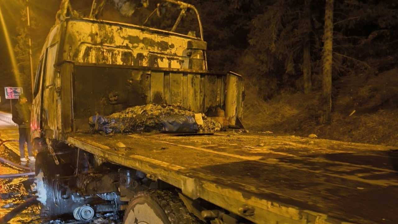 Mersin’de Güneş Paneli Yüklü Tır Alev Alev Yandı (2)