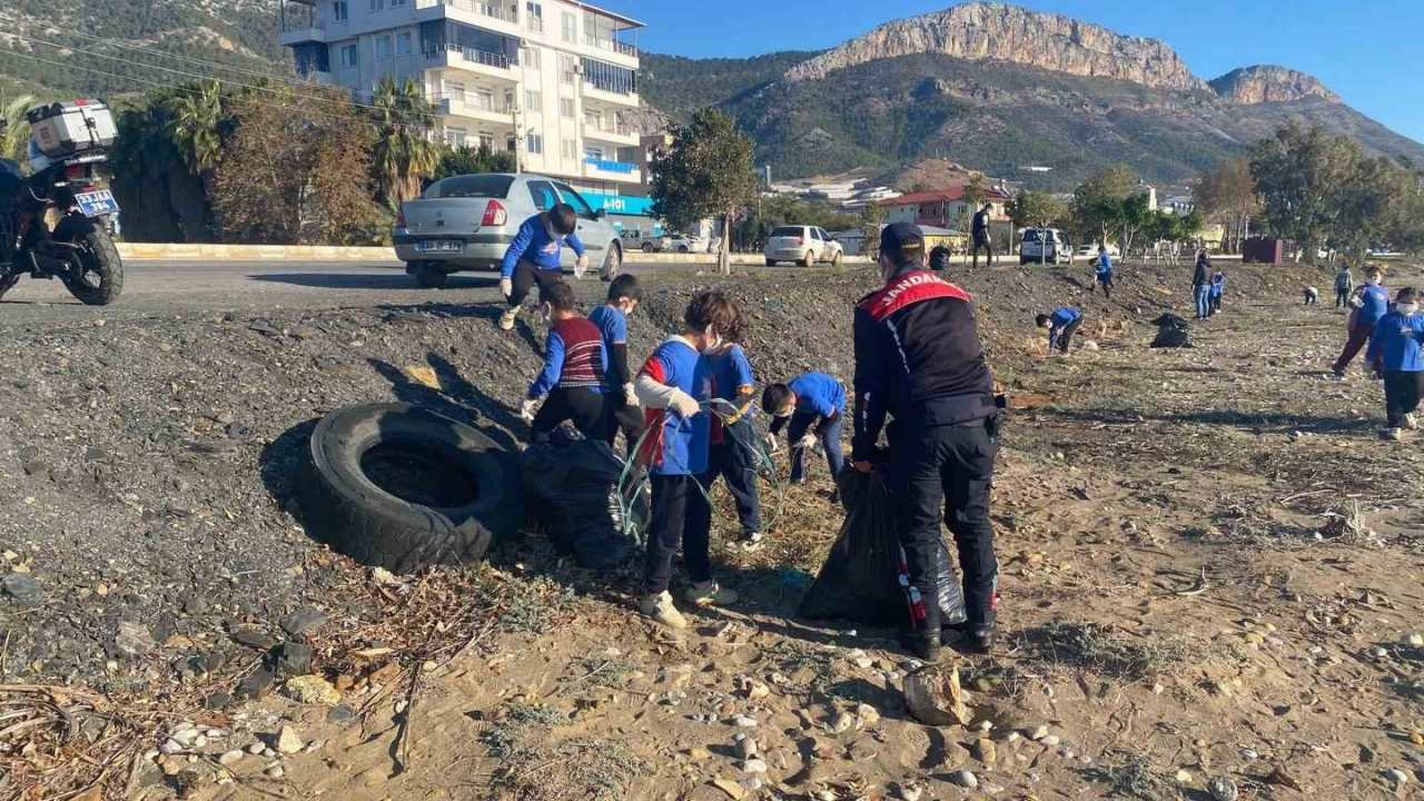 Mersin'de Öğrencilerden Anlamlı Davranış Sahilde Temizlik Yaptılar (2)-1
