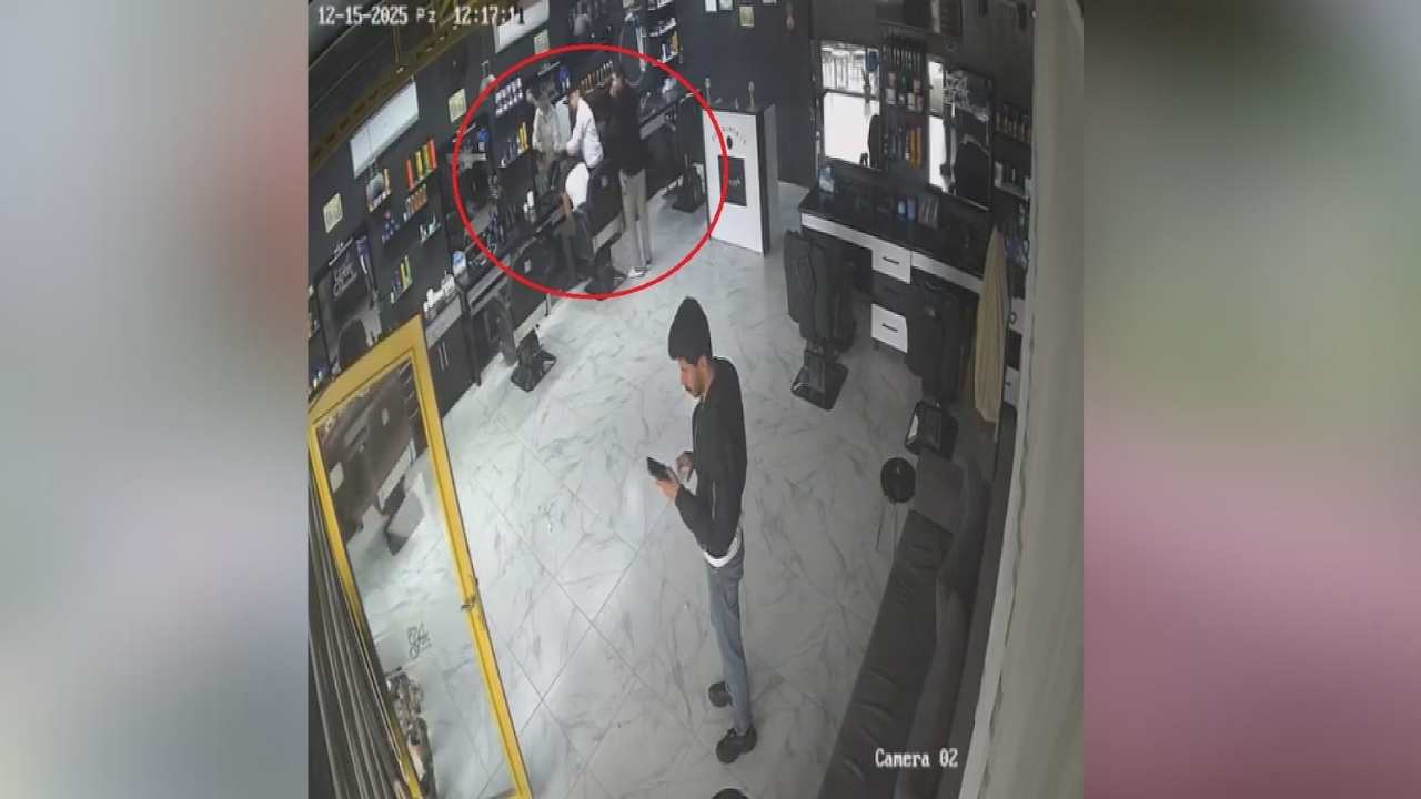 Müşterisini Bırakmadı, Depremde Saç Yıkamaya Devam Etti (2)