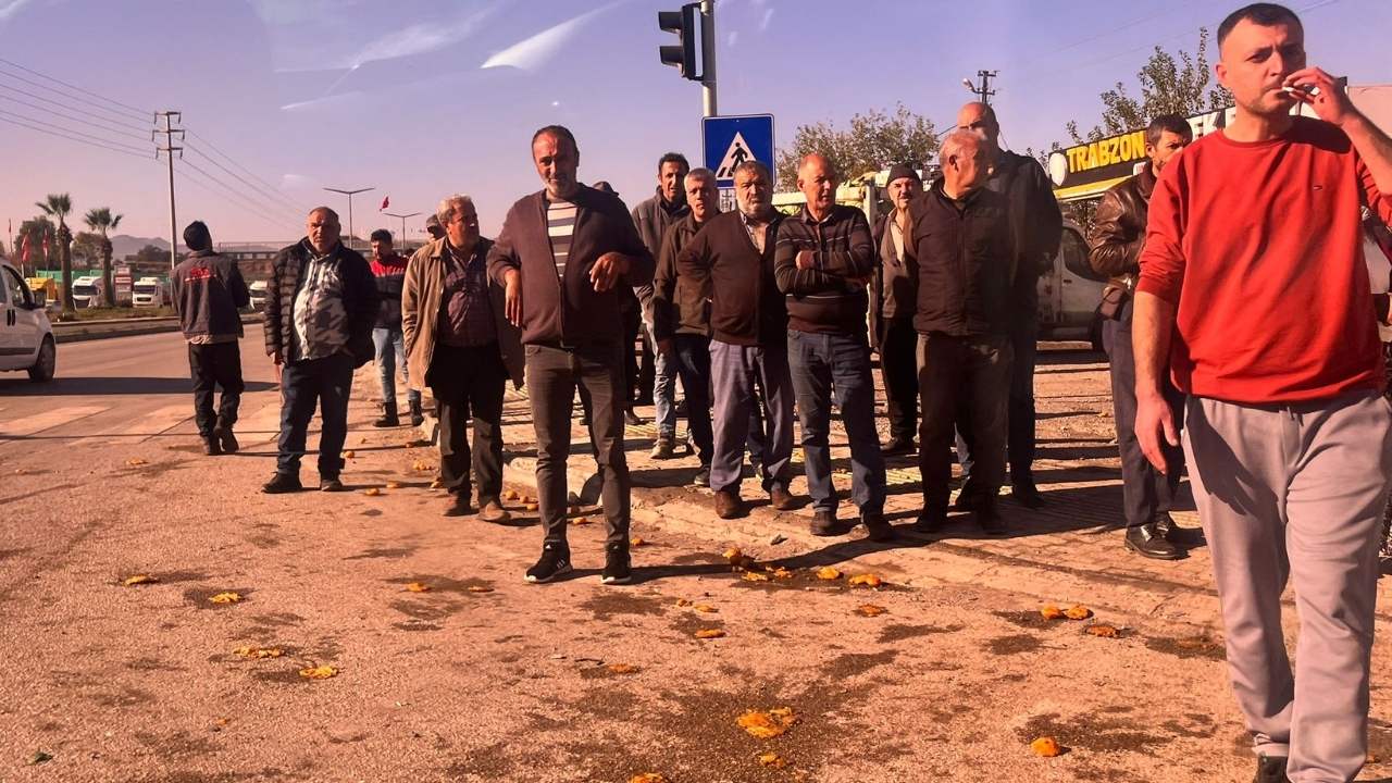 Osmaniye E 5'Te Feci Kaza ! Tırın Altına Giren Otomobilde 4 Yaralı, 1'I Ağır! (1)