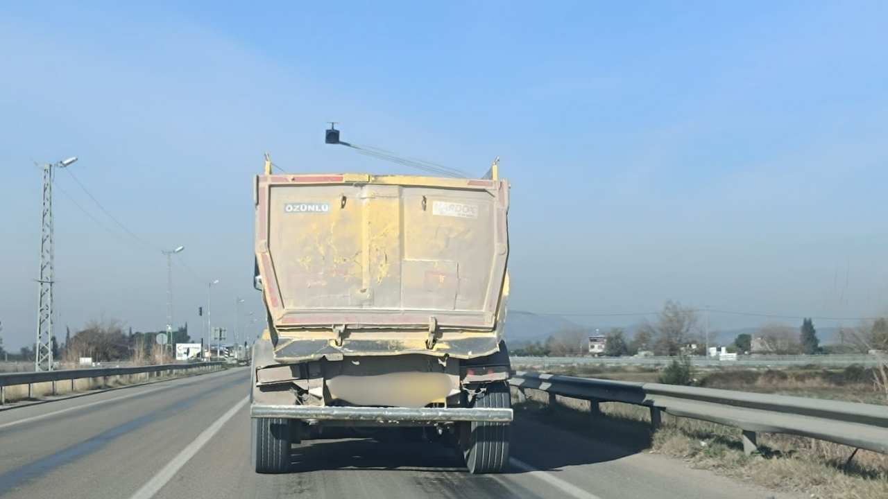 Osmaniye Kadirli Yolunda Skandal Görüntüler! Herkes Bakıyor, Kimse Dur Demiyor! (1)