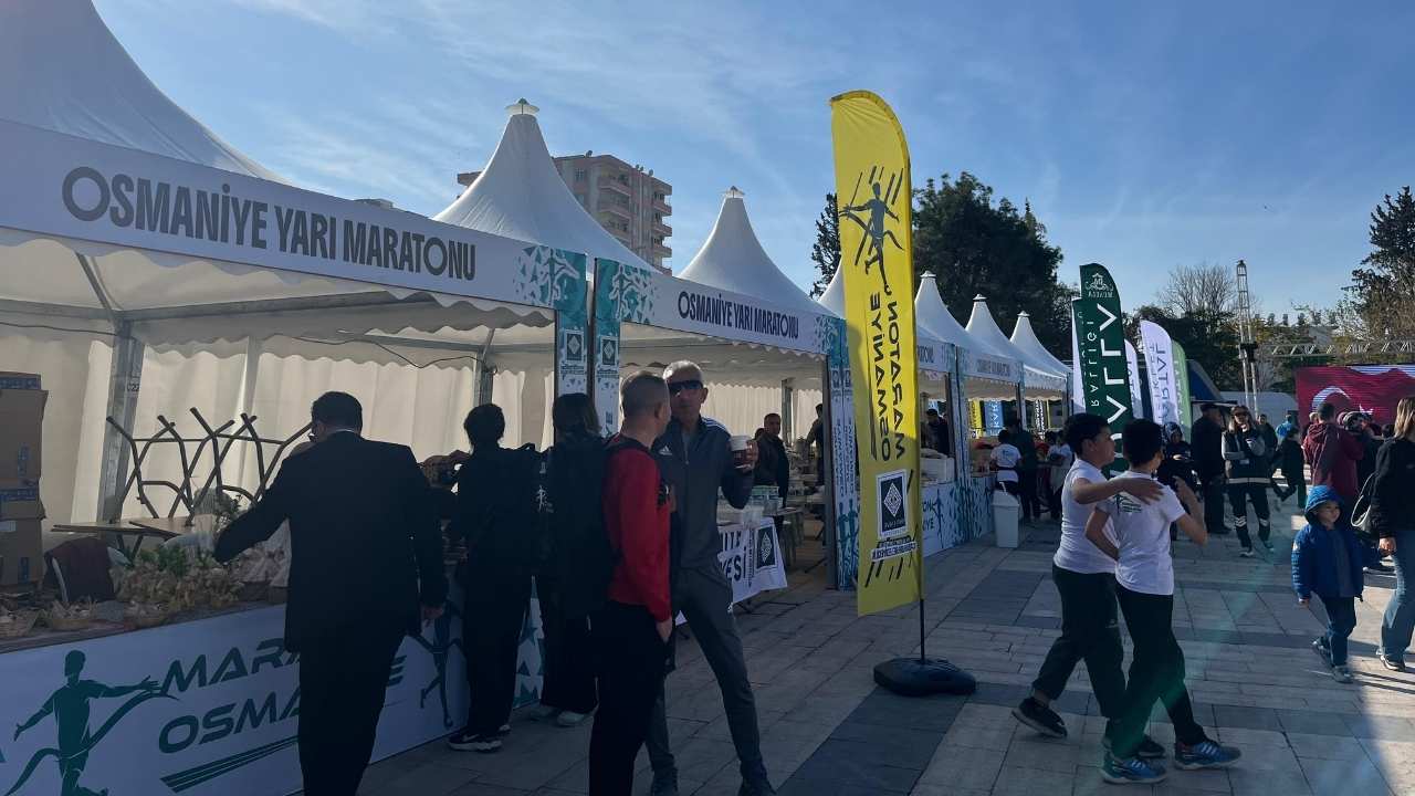 Osmaniye Maratona Kenetlendi! Tişörtler Dağıtıldı, Çocuklar Sahaya İndi (1)