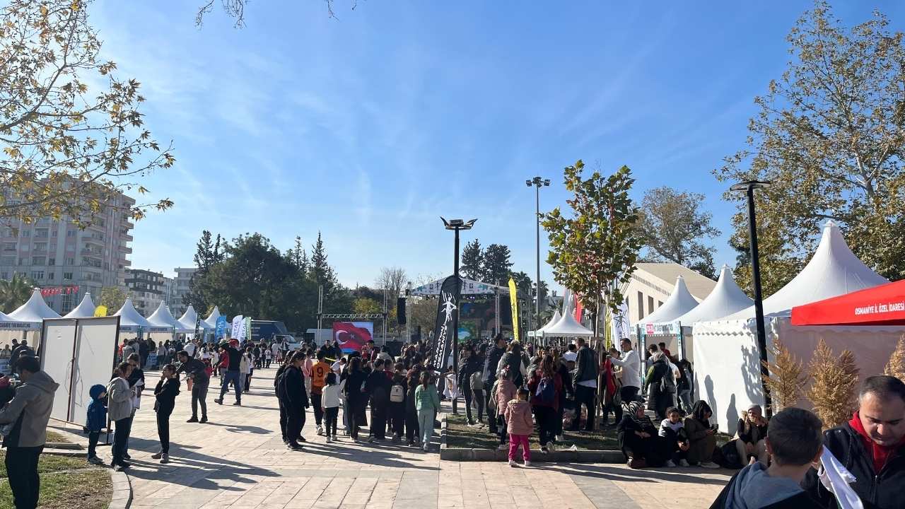 Osmaniye Maratona Kenetlendi! Tişörtler Dağıtıldı, Çocuklar Sahaya İndi (2)