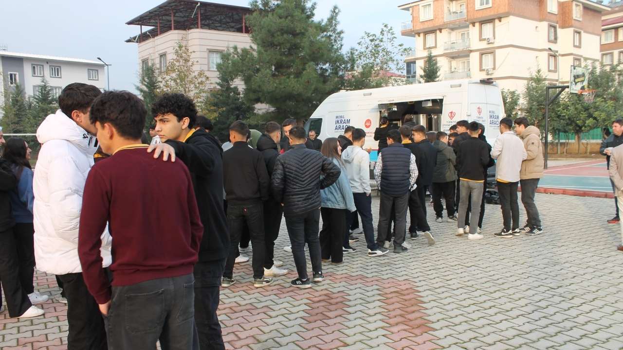 Osmaniye Oğuz Kağan Anadolu Lisesi'nde Sıcak Çorba İkramı (1)