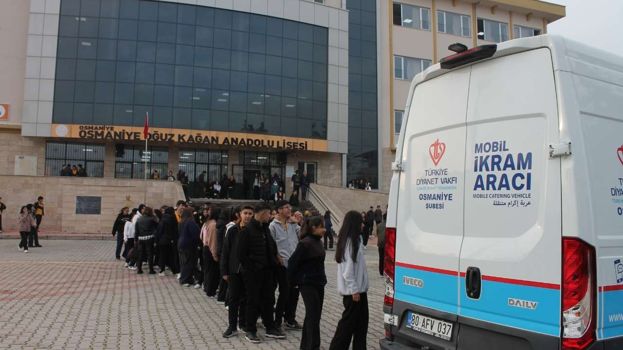 Osmaniye Oğuz Kağan Anadolu Lisesi'nde Sıcak Çorba İkramı (2)