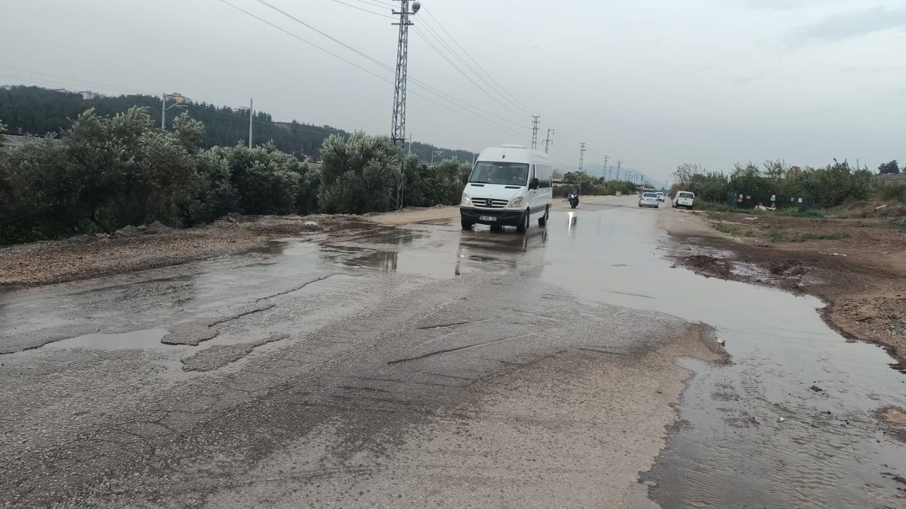 Osmaniye Toprakkale Yolunda Toki̇ Konutları Istikametine Giden Güzergahta Logarın Tekrar Tıkanması Yolun Kayganlaşmasına Ve Kötü Kokuya Neden Oldu. (1)-1