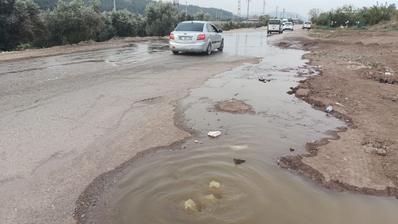 Osmaniye Toprakkale Yolunda Toki̇ Konutları Istikametine Giden Güzergahta Logarın Tekrar Tıkanması Yolun Kayganlaşmasına Ve Kötü Kokuya Neden Oldu. (1)