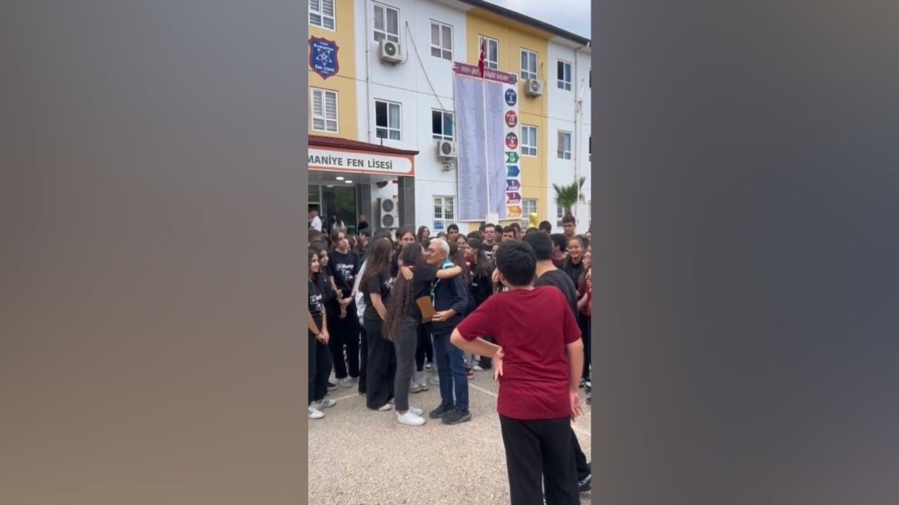 Osmaniye’de 35 Yıllık Emek Alkışlarla Uğurlandı Almanca Öğretmeni Eray Akdağ Emekliye Ayrıldı (2)