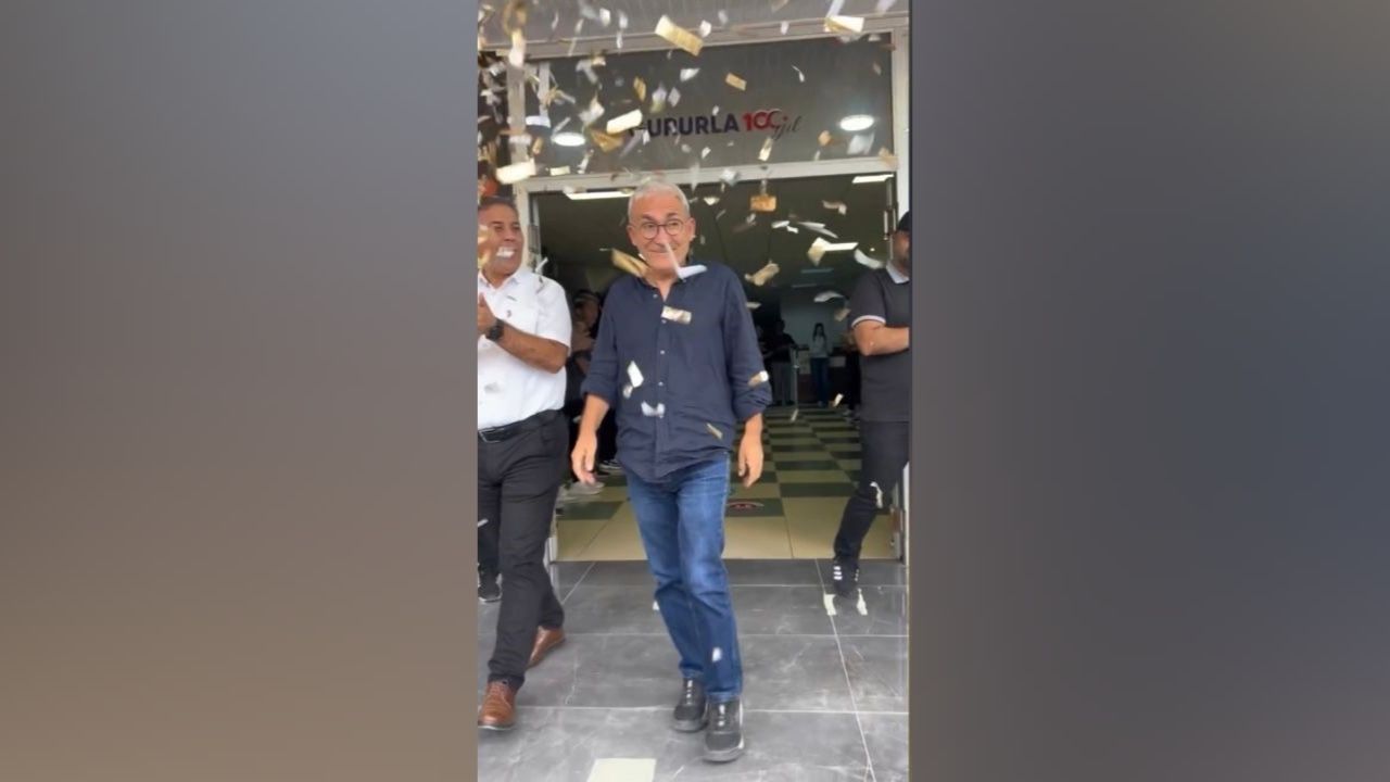 Osmaniye’de 35 Yıllık Emek Alkışlarla Uğurlandı Almanca Öğretmeni Eray Akdağ Emekliye Ayrıldı (4)