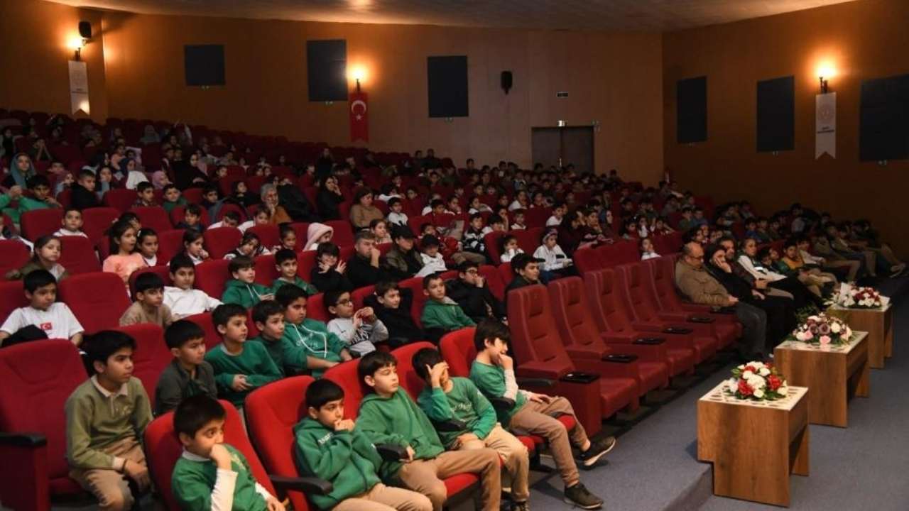 Osmaniye’de Çocuklar “Ronnie–Göldeki Fısıltı” Ile Keyifli Bir Tiyatro Günü Geçirdi (3)