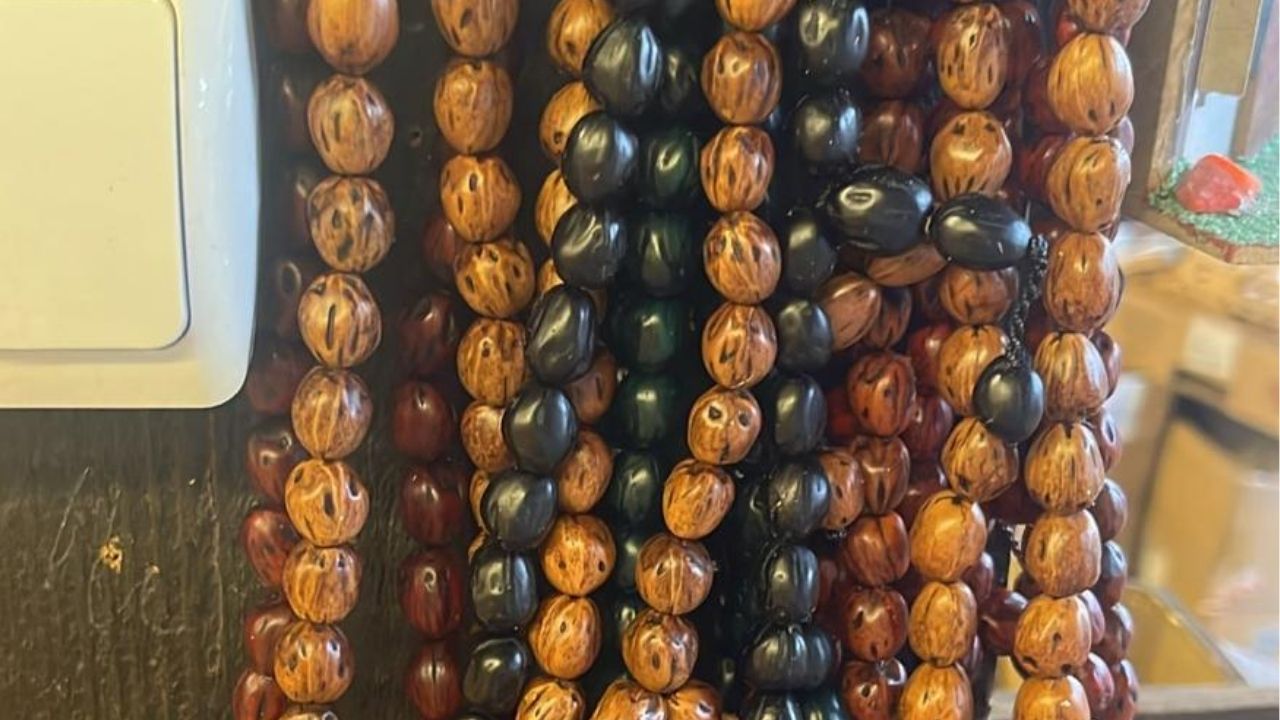 Osmaniye’de El Emeği Tespihler Ucuza Satılıyor 25 Yıllık Usta Hüseyin A. Mesleğini Oğluna Devrediyor (1)