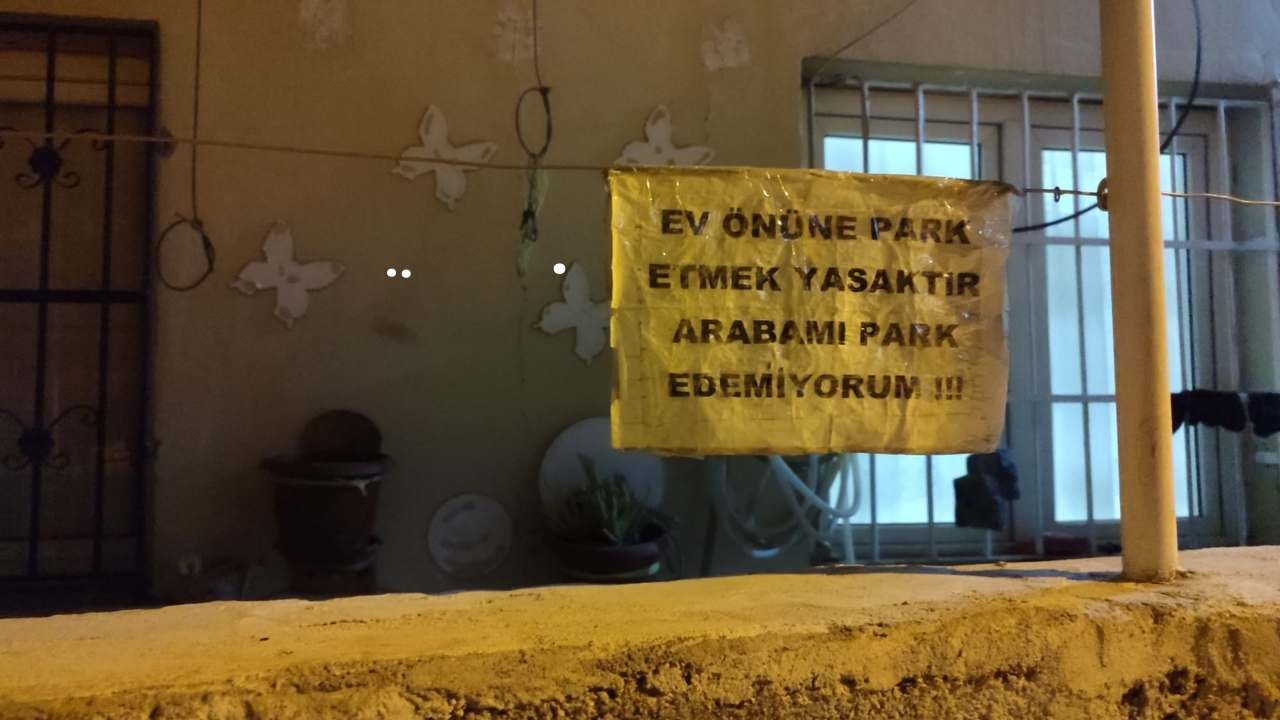 Osmaniye'de Evinin Önüne Öyle Bir Not Astı Ki Herkes Geri Vites Yapıyor! (1)