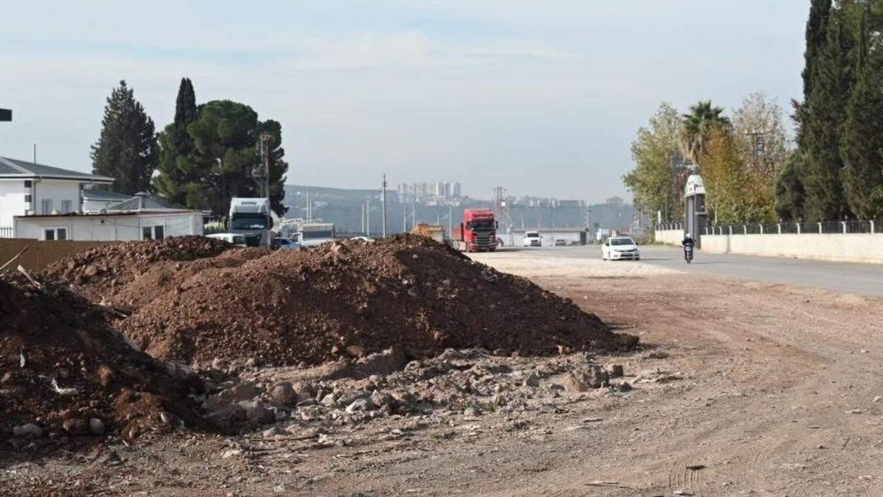 Osmaniye’de Hızlı Tren Altgeçidi Kavşağında Yol Düzenleme Çalışmaları Başladı (1)