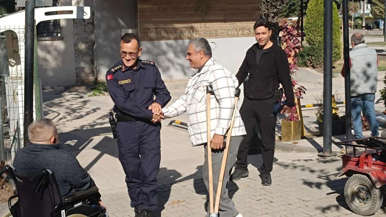 Osmaniye’de Jandarma Komutanı Albay Kaytez’den Engellilere Ziyaret 3 Aralık Dünya Engelliler Günü (2)