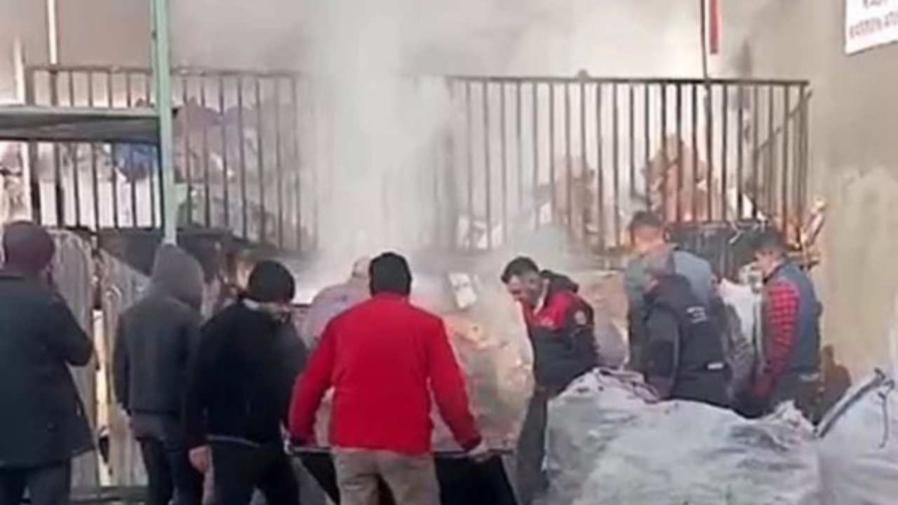 Osmaniye'de Korkutan Görüntü Geri Dönüşüm Fabrikası Yanarak Kül Oldu (1)