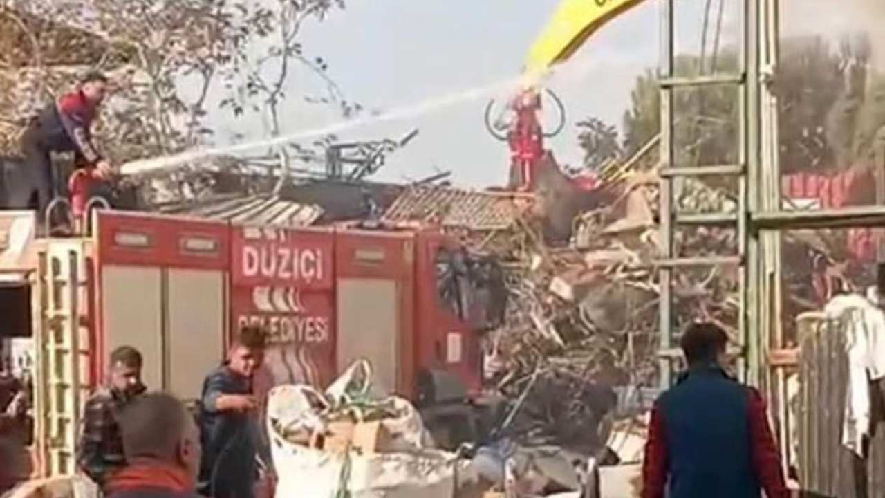 Osmaniye'de Korkutan Görüntü Geri Dönüşüm Fabrikası Yanarak Kül Oldu (2)