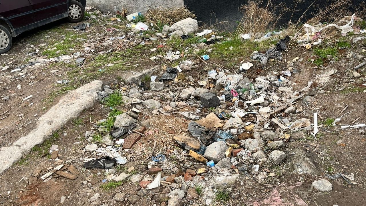 Osmaniye’de Otogar Alanındaki Çöp Manzarası Tepki Çekti (1)