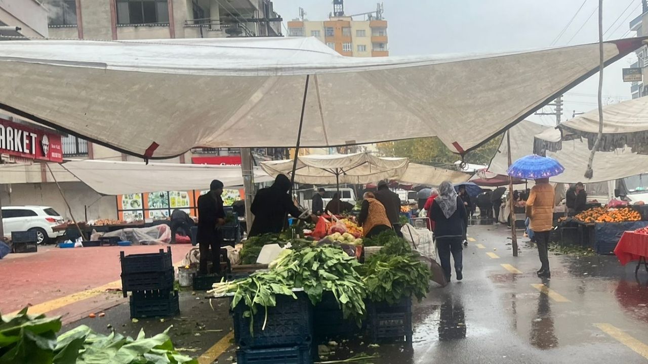 Osmaniye’de Sağanak Yağmura Rağmen Çarşamba Pazarı Doldu (1)