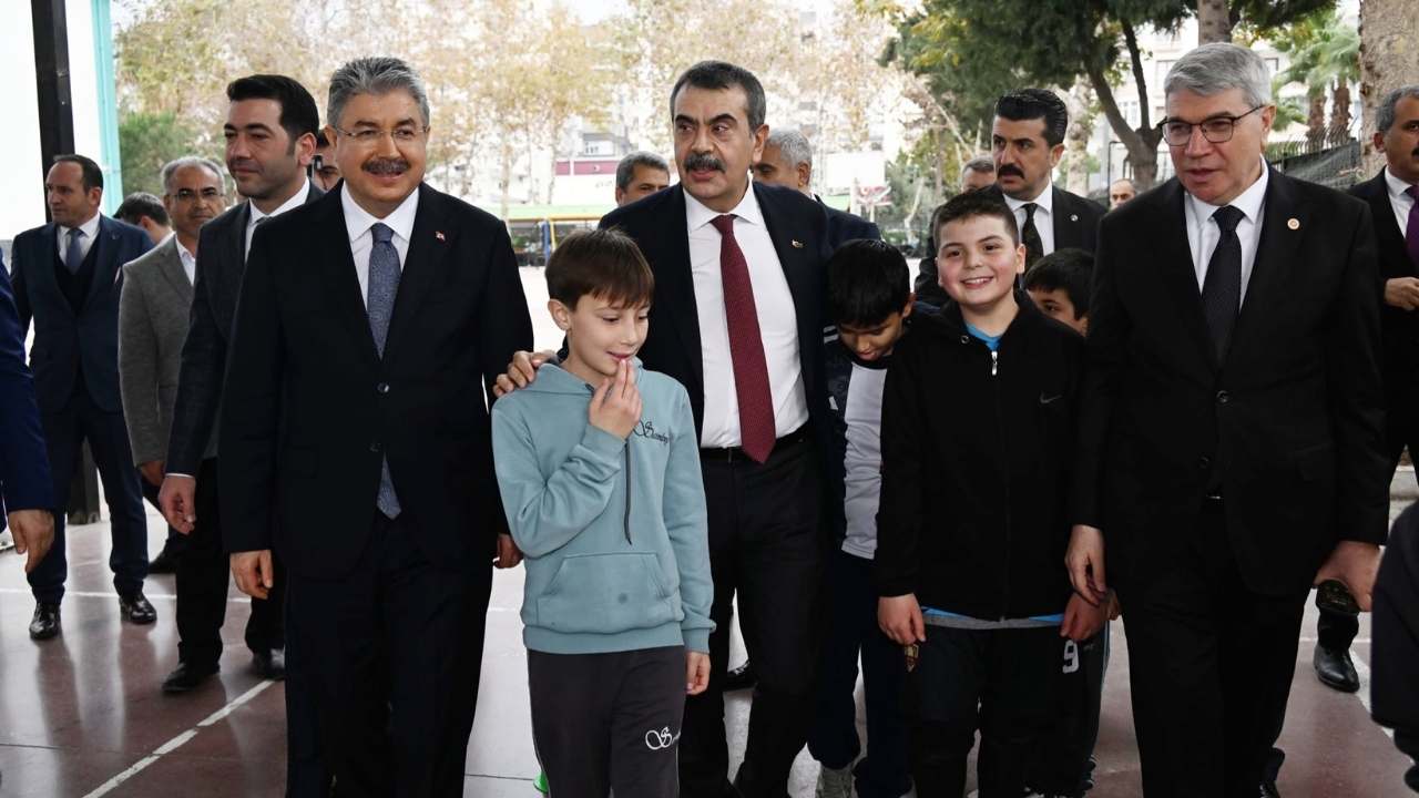 Osmaniye’de Saimbey Ortaokulu’nda Hareketli Dakikalar! Bakan Tekin’den Beklenmedik Ziyaret! (1)