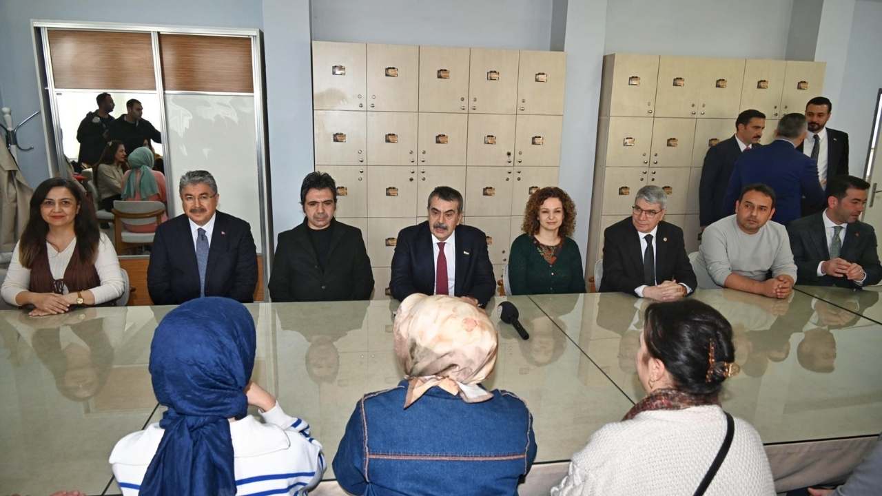 Osmaniye’de Saimbey Ortaokulu’nda Hareketli Dakikalar! Bakan Tekin’den Beklenmedik Ziyaret! (2)