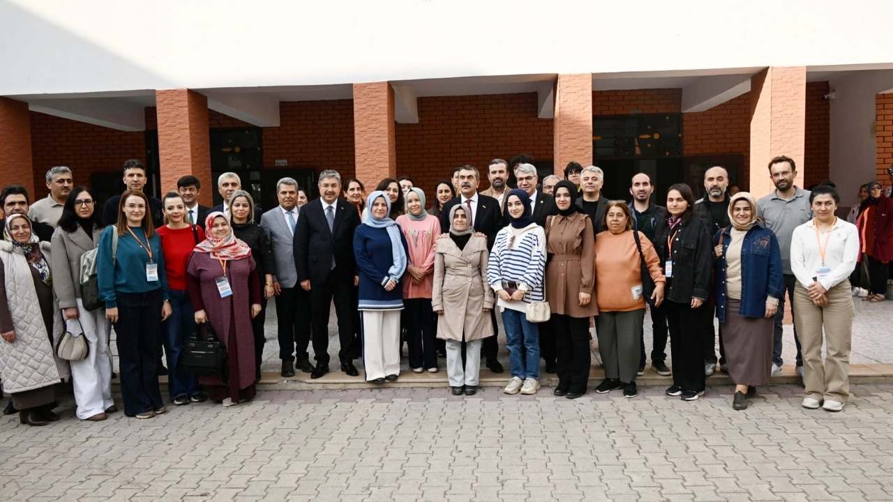 Osmaniye’de Saimbey Ortaokulu’nda Hareketli Dakikalar! Bakan Tekin’den Beklenmedik Ziyaret! (3)