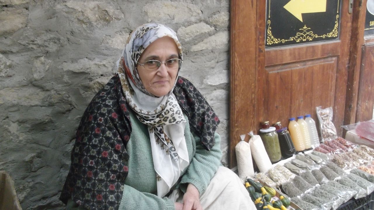 Osmaniye’de Sokakta Bitki Satan Serap Teyze “İlaç Değil, Şifa Satıyorum”