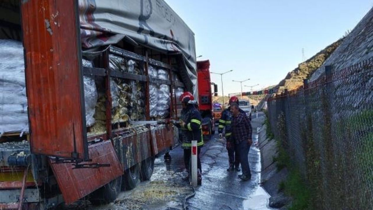 Osmaniye'de Soya Yüklü Tır Alev Alev Aldı (1)