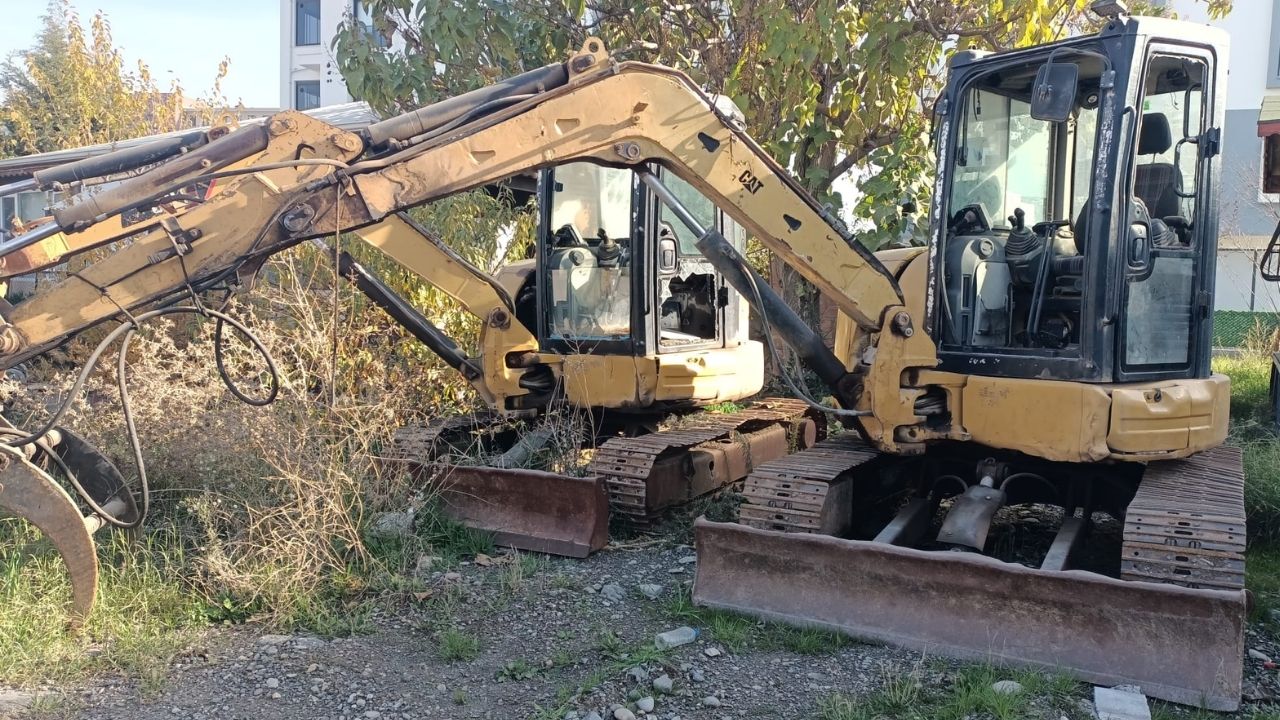 Osmaniye’de Terk Edilmiş Görüntü Veren Iş Makineleri Merak Uyandırdı (1)