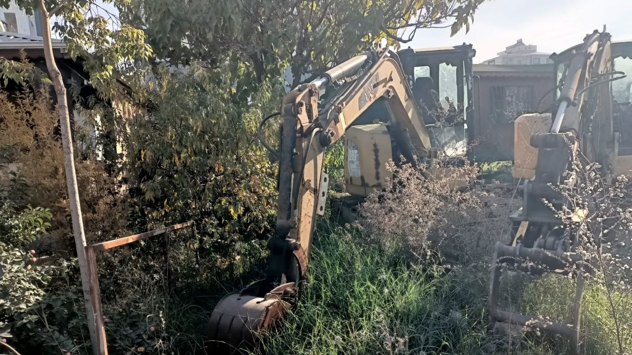 Osmaniye’de Terk Edilmiş Görüntü Veren Iş Makineleri Merak Uyandırdı (3)
