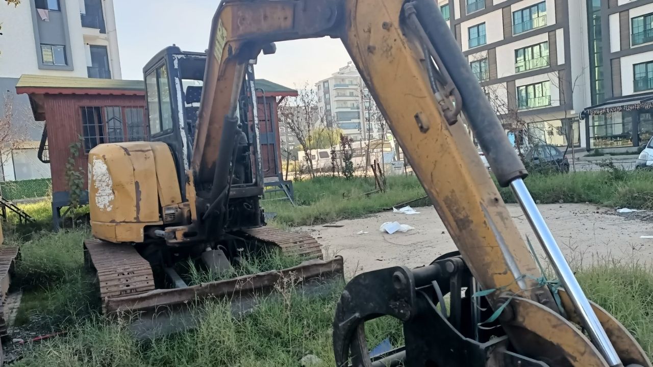 Osmaniye’de Terk Edilmiş Görüntü Veren Iş Makineleri Merak Uyandırdı